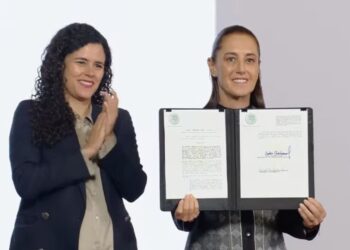 Sheinbaum firma decreto que prohíbe la doble nacionalidad tras respaldo de congresos locales; aplicará a partir de 2028