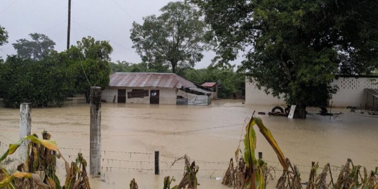 El paso del huracán «Isaías» y de la tormenta «Simón» dejarán intensas lluvias en varios estados